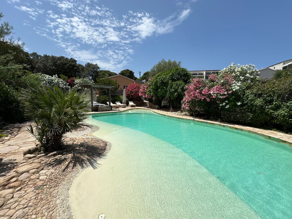 Villa de luxe avec piscine à Porto-Vecchio au crépuscule
