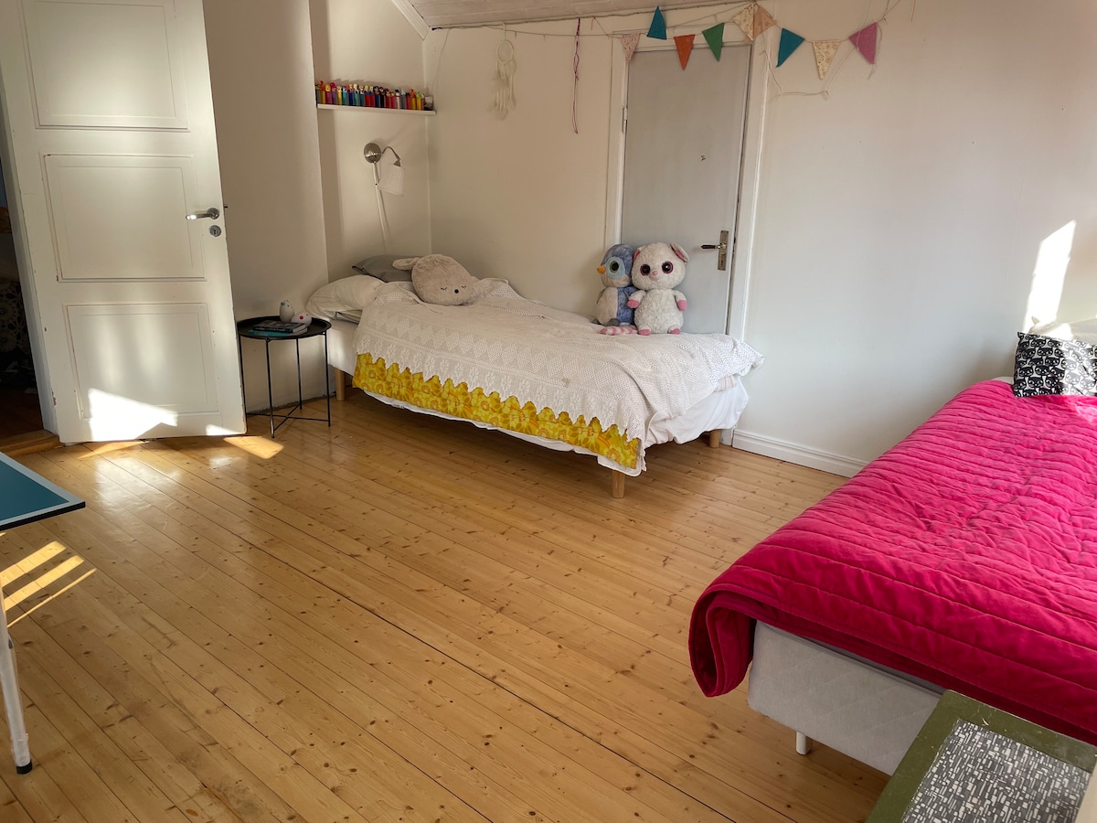 Kuna vitanda vitatu. Tembea hadi kwenye chumba cha kulala cha ndani. 