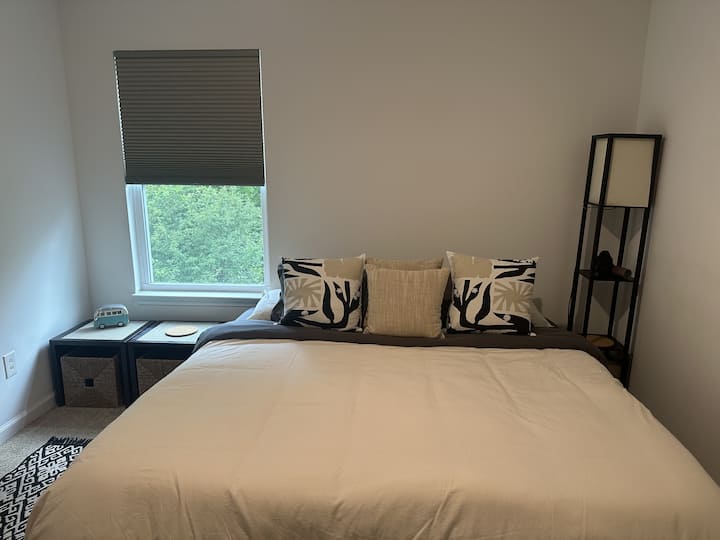 Comfortable Room - Noblesville, IN