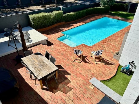 Palm Springs Resort Style Spacious living + Pool!