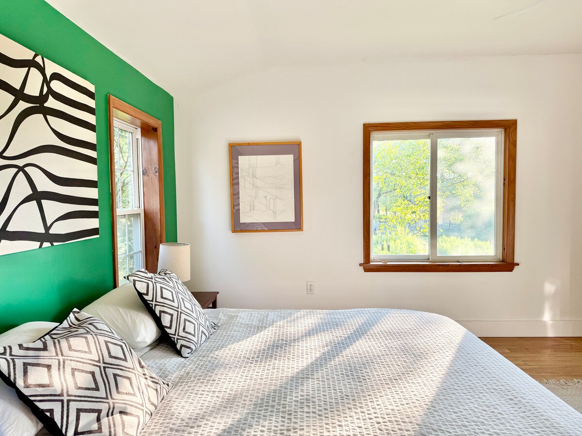 Dubbelsäng med utsikt över trädgården.