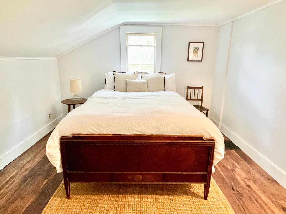 Detta lilla och mysiga rum har en dubbelsäng och nya valnötgolv. 