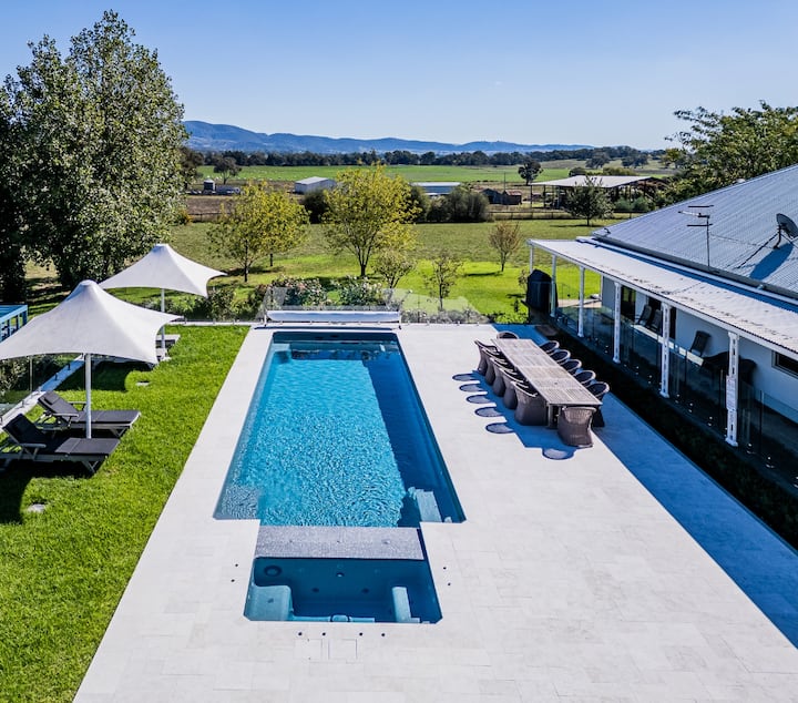 Oaklands Estate - Picturesque home with pool & spa