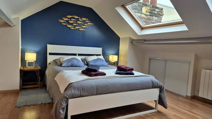 Dernier étage : Chambre CAPITAINE coté jardin.
Chambre Cosy disposant d'un point d'eau.
Jolie vue sur les toits de Malo les Bains