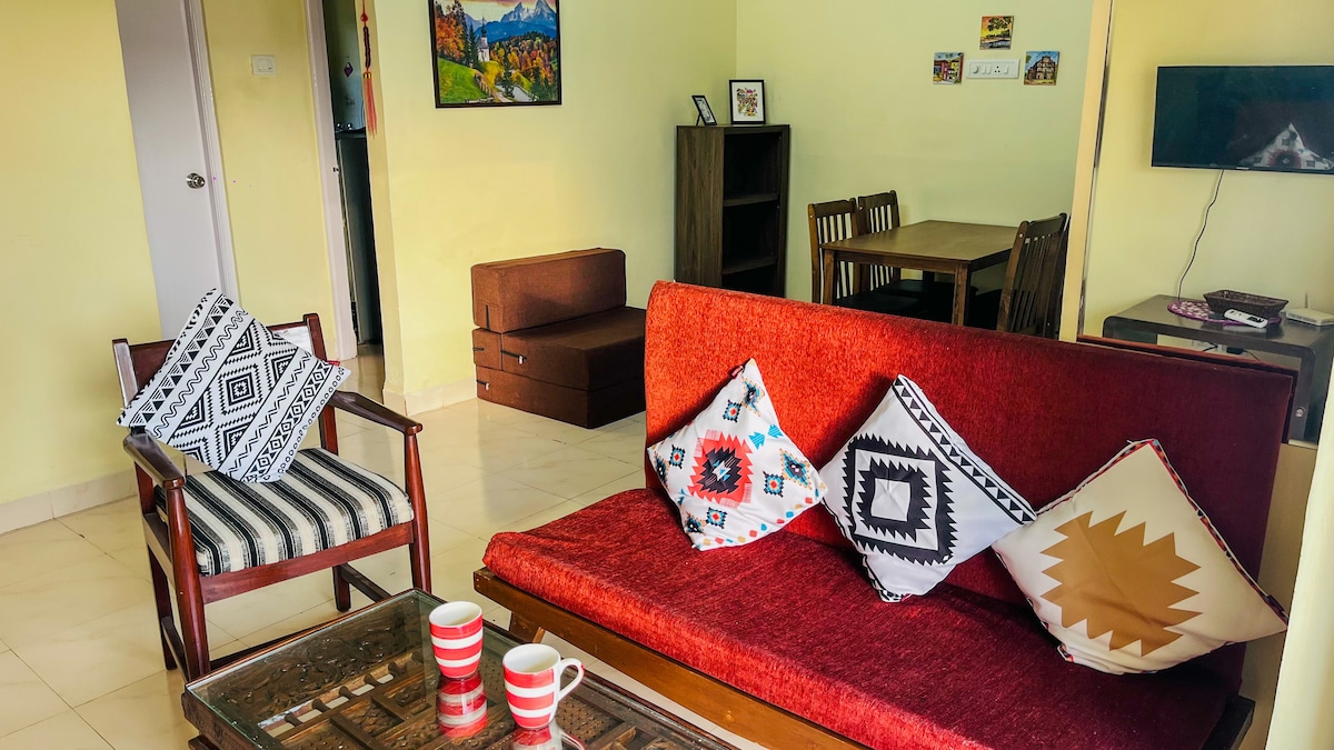 Iwe unakaa kwenye sofa, unatazama televisheni, unashiriki hadithi, au unafurahia kinywaji, sebule hii inatoa mpangilio mzuri. Kuoga katika mwangaza wa jua wa asili wakati wa asubuhi, huangaza kwa rangi za kupendeza za machweo wakati wa jioni