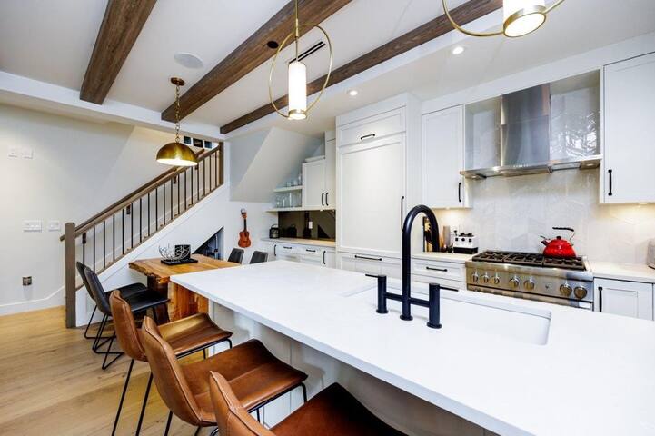 Stylish & modern near Main St Shops & services gallery image 5