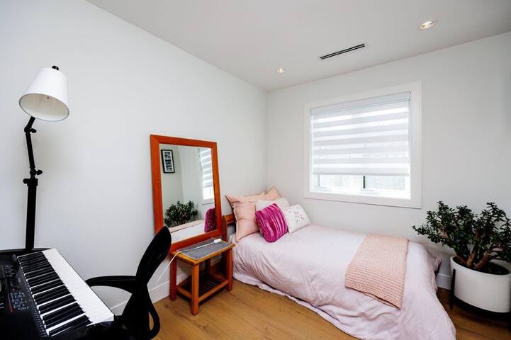 Stylish & modern near Main St Shops & services gallery image 4