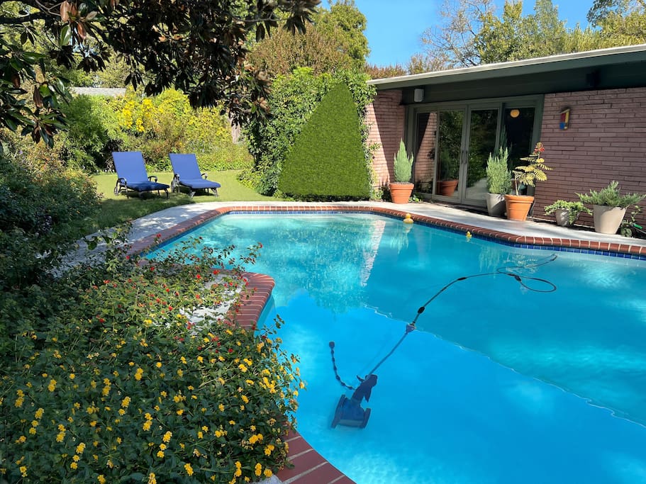 Airbnb Dallas Room w/ Pool & Hot Tub