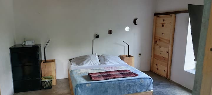 Casa de campo La Esperanza I dispose d'une belle chambre de 20 m², avec un lit Queen Size confortable, des lampes de chevet et une commode pour ranger les affaires