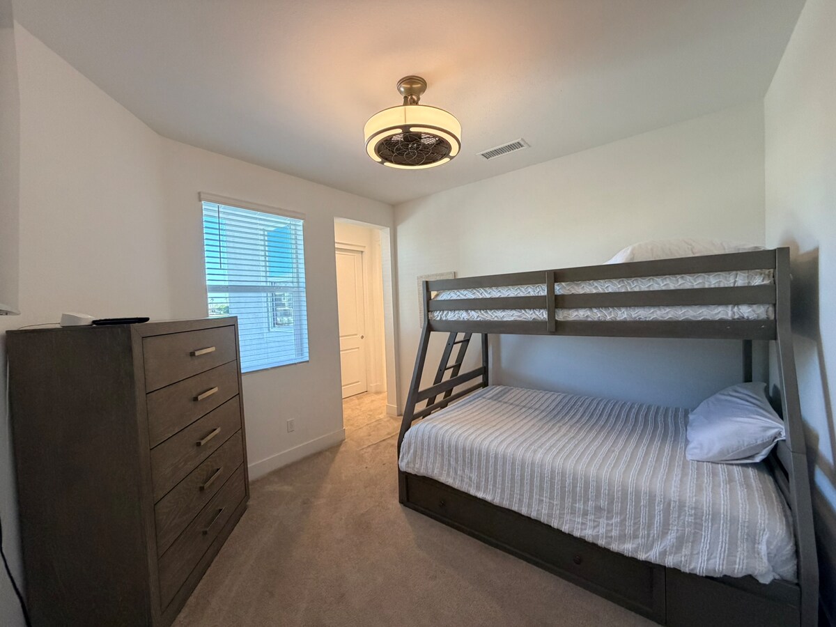 Стая с двуетажно легло, двойно легло (150 – 179 см) долу и две единични легла горе, баня с душ кабина и 55-инчов смарт телевизор