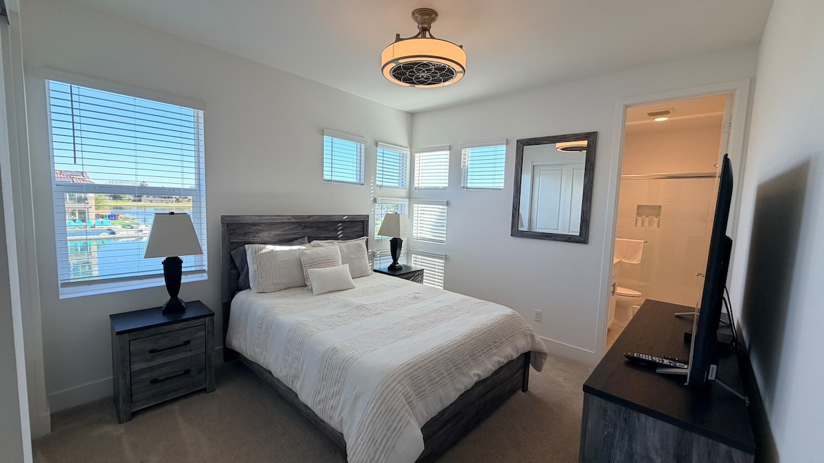 Спалня с двойно легло, 55-инчов смарт телевизор, баня с душ кабина, гардероб