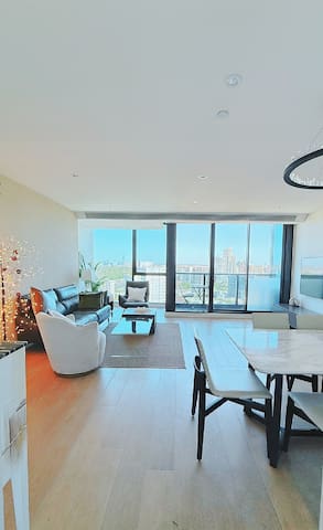 Luxury & Large 3 Bedroom Apartment/Freeparking/