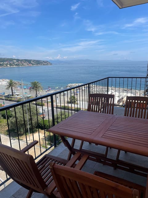 Apartment with a terrace facing the sea