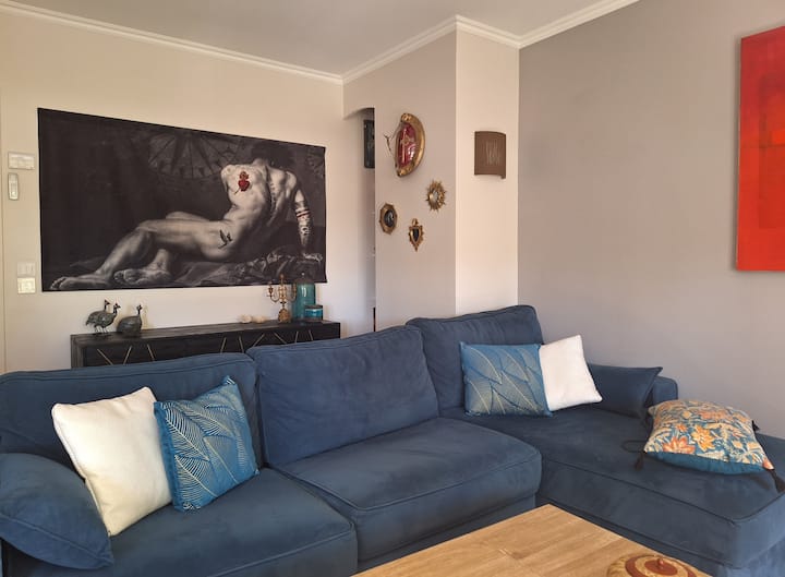 Apartmán neprehliadnuteľný

Zima: Plynové ústredné kúrenie s radiátormi vybavenými izbovými termostatmi
