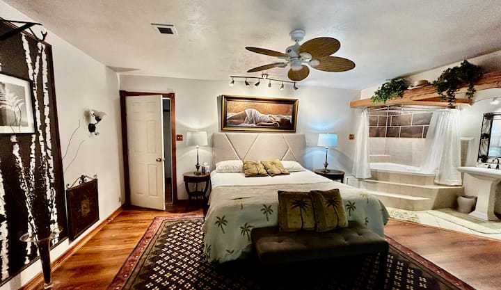 Velika spavaća soba u prizemlju ima vlastiti umivaonik, kadu za kupanje i tuš-kabinu. Veliki bračni krevet s udobnim  nadmadracem, zamračene rolete održavaju ga tamnim za odličan duboki san. 