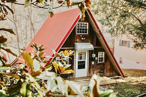 Lake front* Private dock * Firepit