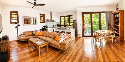 Successful Airbnb property: Private 1BR pool villa in town|walk to beaches in Byron Bay
