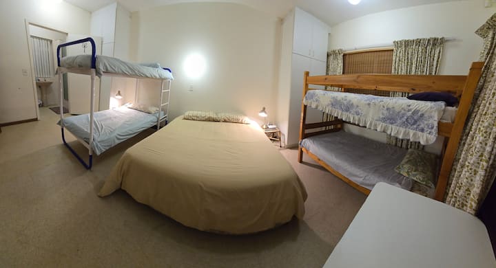 Dormitorio 5 / litera para los niños, de la familia con niños, con una cama doble y 2 literas (4 camas). En la planta baja de la casa principal a través de escaleras externas. Dos armarios empotrados. Si se usan todas estas camas, esto podría sentirse un poco apretado.