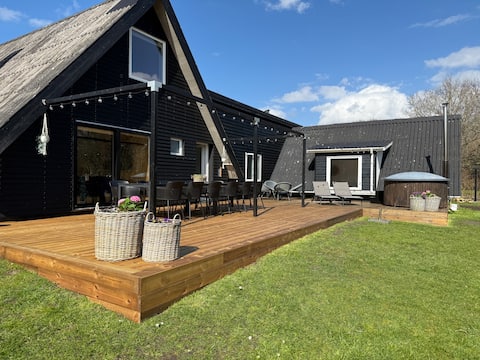 Cozy Cottage with Sauna, Spa and Wilderness Bath