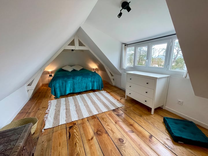 2 .ª planta - dormitorio bajo los tejados con vistas al jardín y al mar.  Vigas a la vista, techo bajo, ¡cuidado con las cabezas!

Cama Queen size, colchón híbrido más, colchón, edredón 240x220.