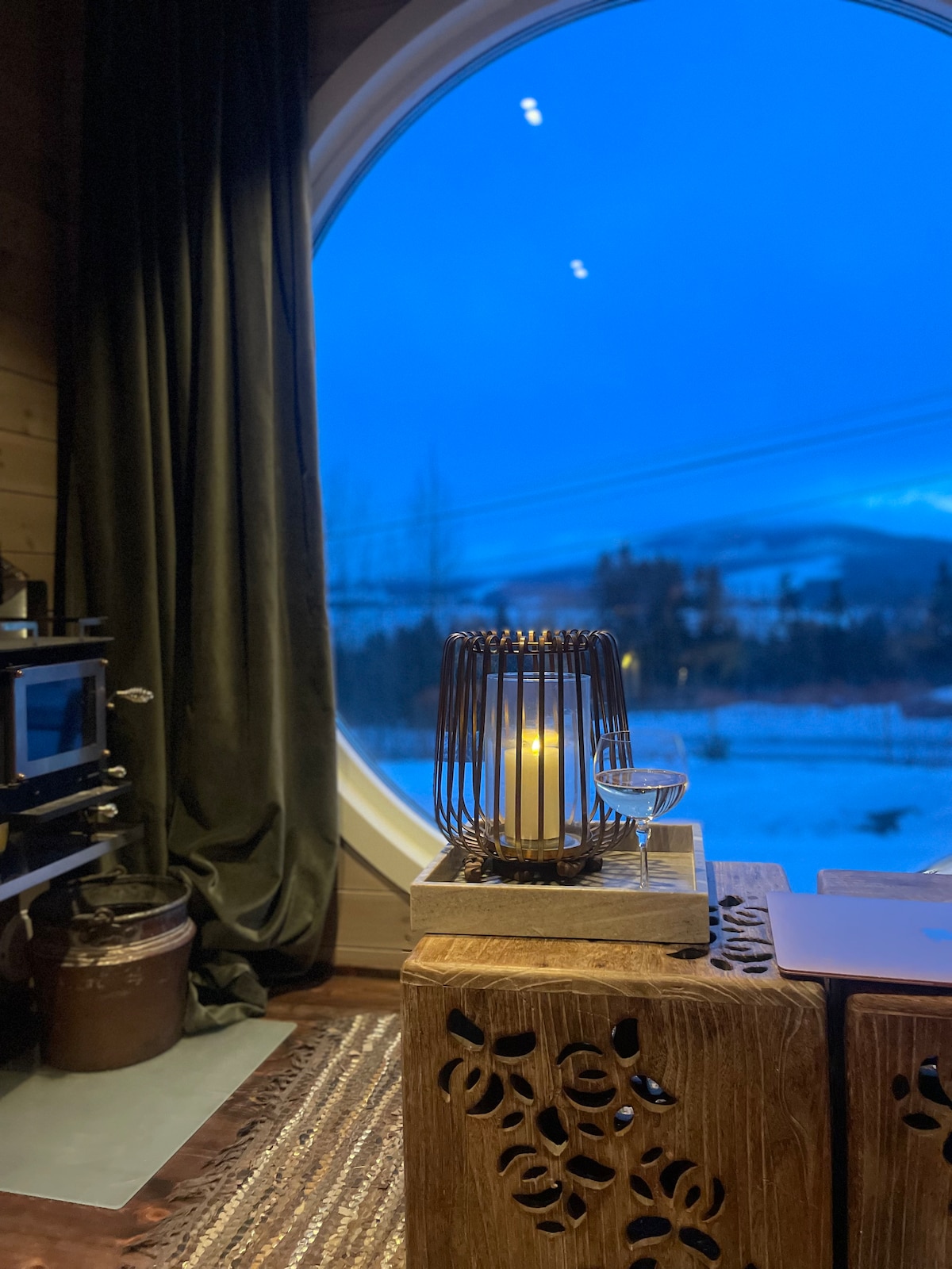 Encantadora y acogedora mini casa con impresionantes vistas al agua y las montañas en Sjusjøen. Pequeña chimenea que establece el estado de ánimo después de un viaje de esquí, piragüismo, kiting, trineo de perros son algunas de las cosas que encontrarás cerca 