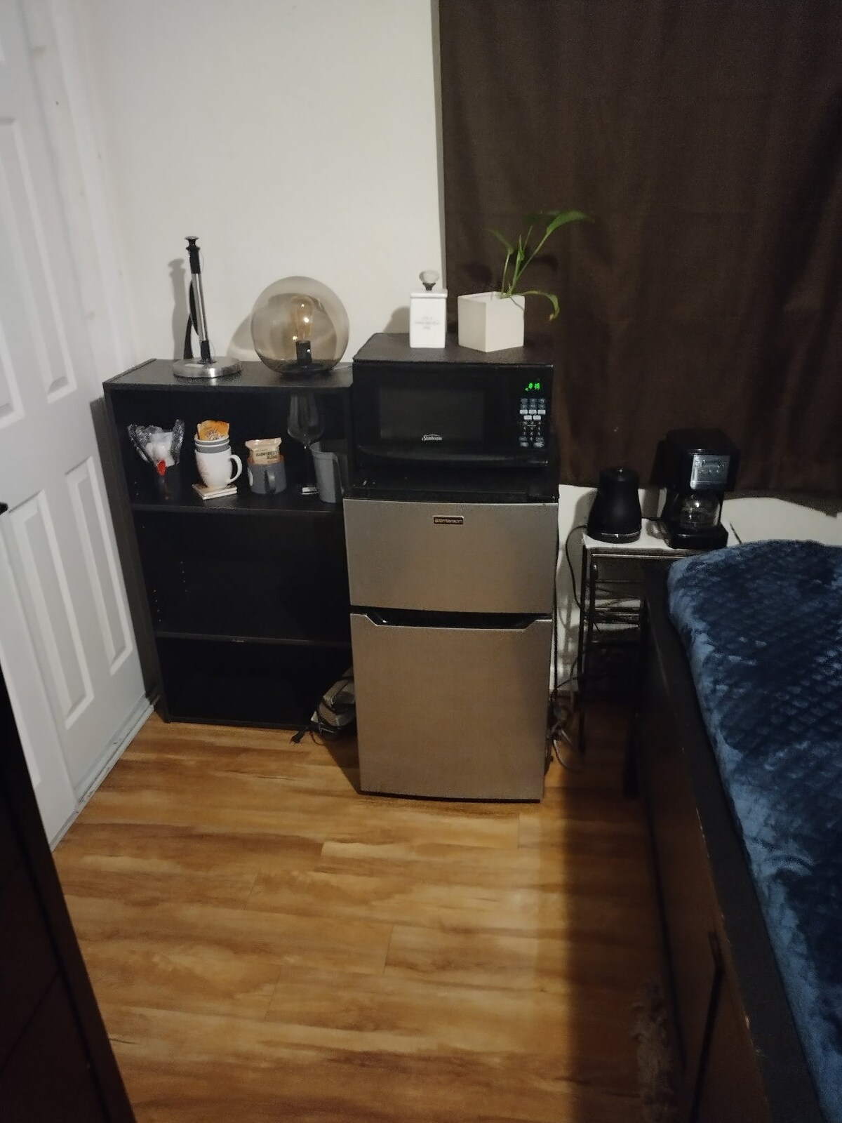 Koelkast, magnetron en koffiepot in je kamer.