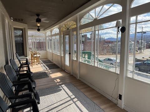 Great views, Directly in town & Trails, New Cozy