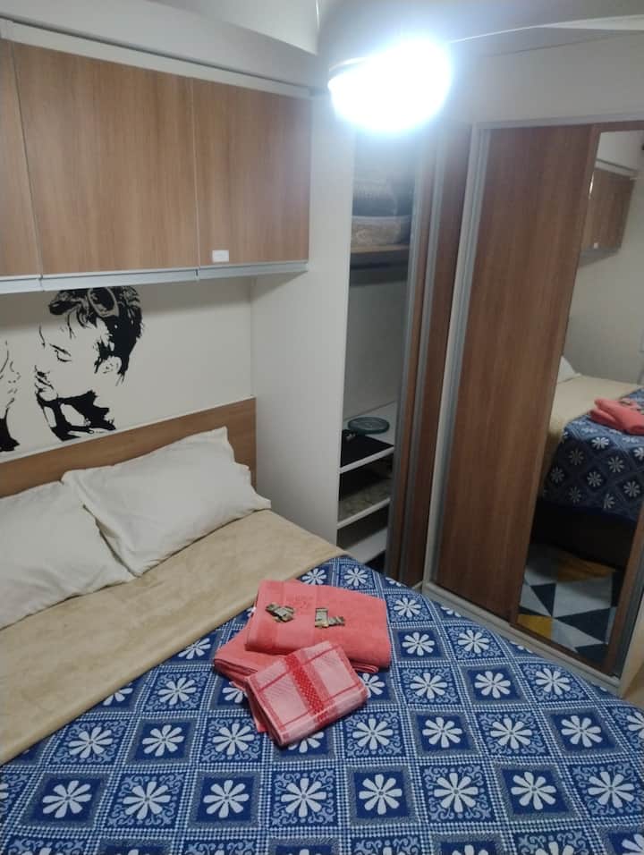 Cama cómoda, con ropa de cama, manta y almohadas. Baño con juego de baño. La habitación tiene ventilador de techo, armario con perchero y perchas, así como cortinas opacas, lo que garantiza una noche tranquila.