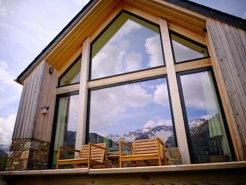 Cottage facing the mountains
