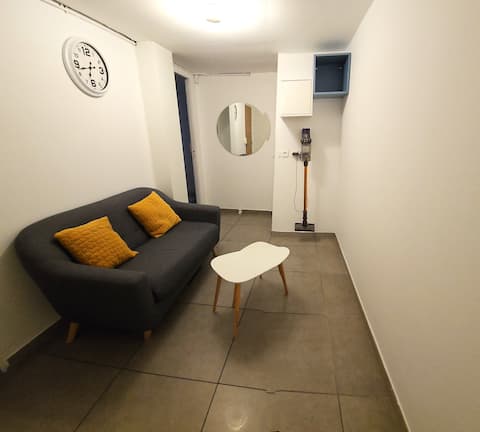 Top performing Airbnb: Beautiful apartment with garden, 5 minutes by tram to the outskirts of Paris in Vitry Sur Seine