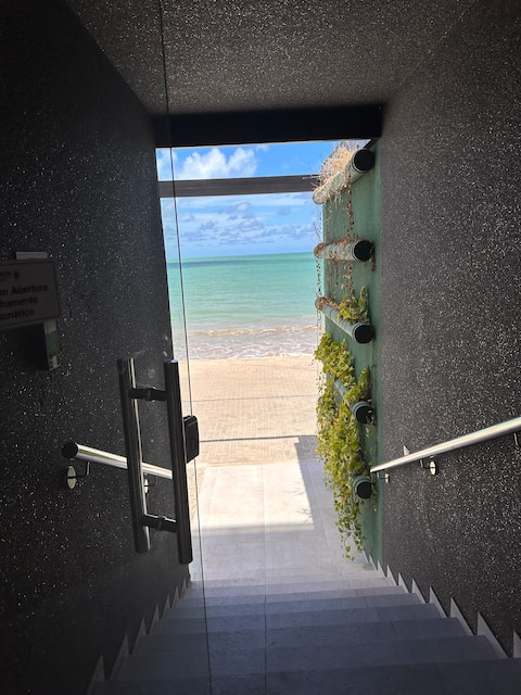 Airbnb em destaque: Right on the sand, apartment on the best beach in JP. Bessa! em João Pessoa