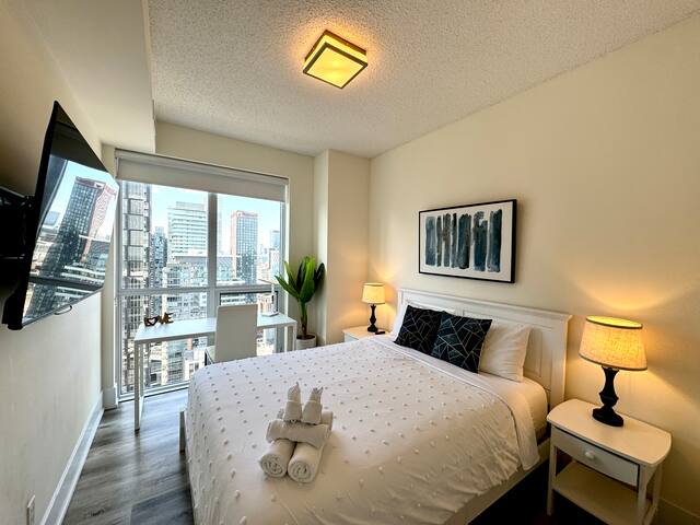 DTRogersCenter 3BD2BA king bed Parking Lakeview gallery image 3