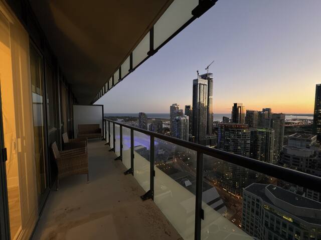 DTRogersCenter 3BD2BA king bed Parking Lakeview gallery image 5