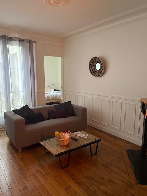 Propriété Airbnb réussie: Beautiful apartment near Paris/train station 1 min walk à Courbevoie