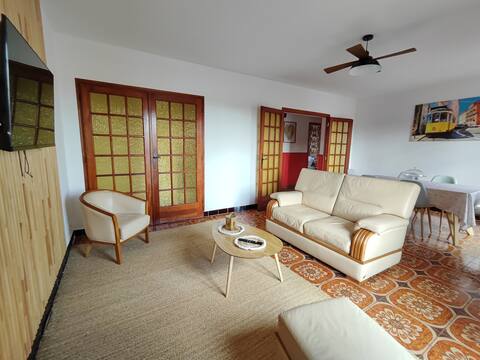 Quiet spacious apartment with open views