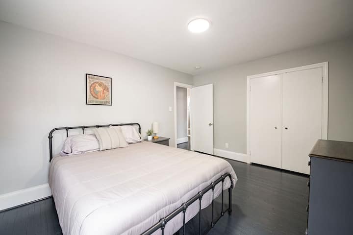 Krevat dopio "queen" me komodinë dhe dritë. Komodinë për rroba, magazinim dhe varëse rrobash në dollap.