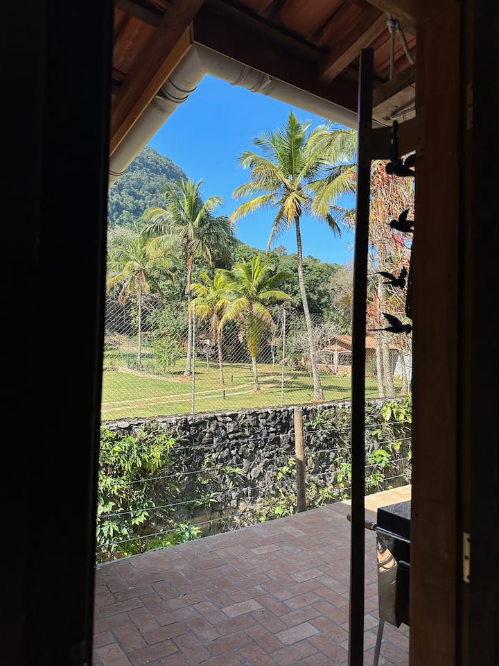 Поглед кон планините во апартман.