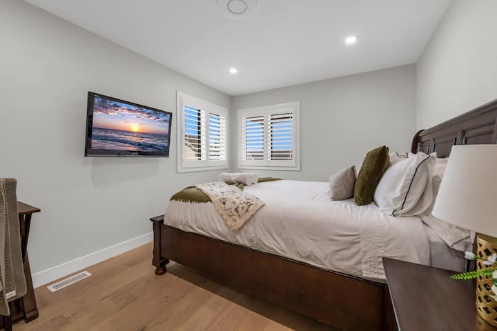 Lake View’s – Cama queen-size, TV e espaço de trabalho, armário duplo com banheiro privativo anexo
