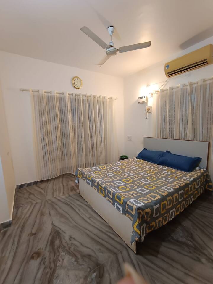 Bedroom 1 image 2