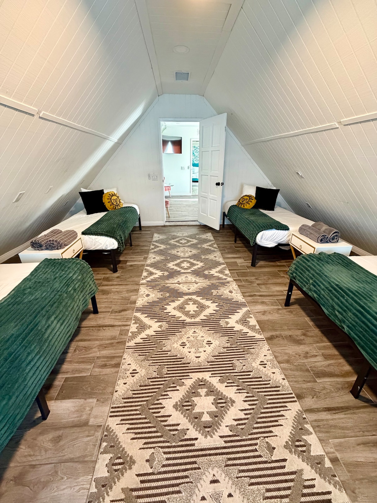 Chumba cha kulala cha ghorofani
Vitanda 4 Mbili