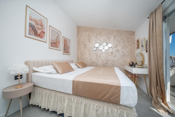 Elegancija se spaja s udobnošću u ovoj luksuznoj sobi s pogledom na more, ukrašenoj zlatnim detaljima i pažljivo opremljenoj udobnim dječjim krevetićem – savršeno za miran obiteljski odmor. ✨