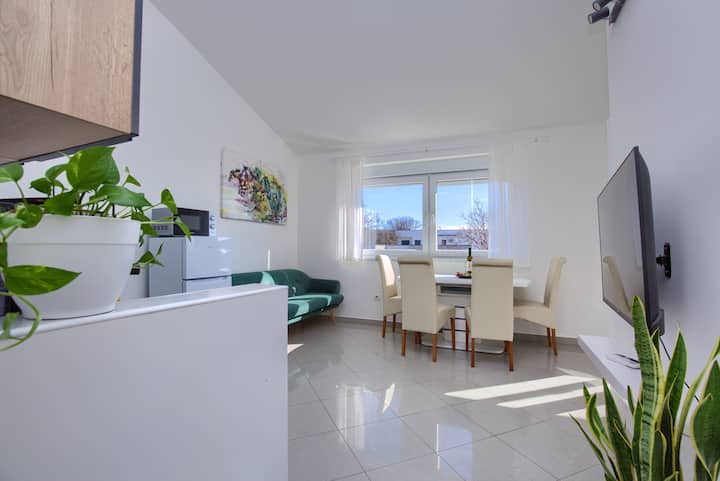 Cozy Apartment With Private Parking Medulin - Premantura