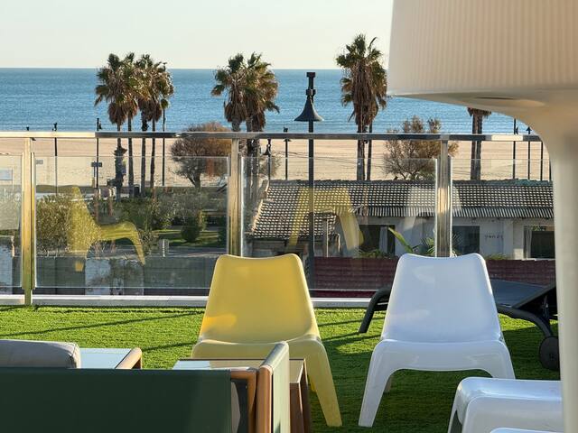 Wonderful house. In the city front the sea