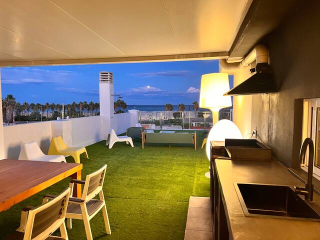 Wonderful house. In the city front the sea gallery image 5