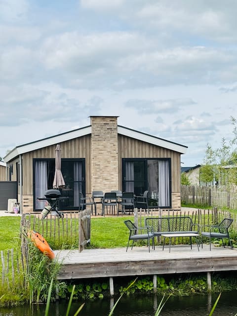 Vacation chalet with jetty in the vacation park