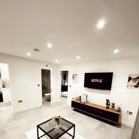 The Secret Escape - Modern Guest Home with Hot Tub