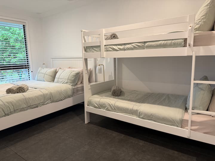 Queensize-seng og køjesenge med friskt sengetøj.