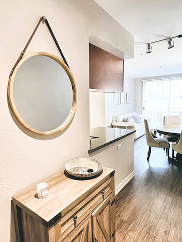 DT Santa Monica 2 bed 2 bath condo – Walk to beach