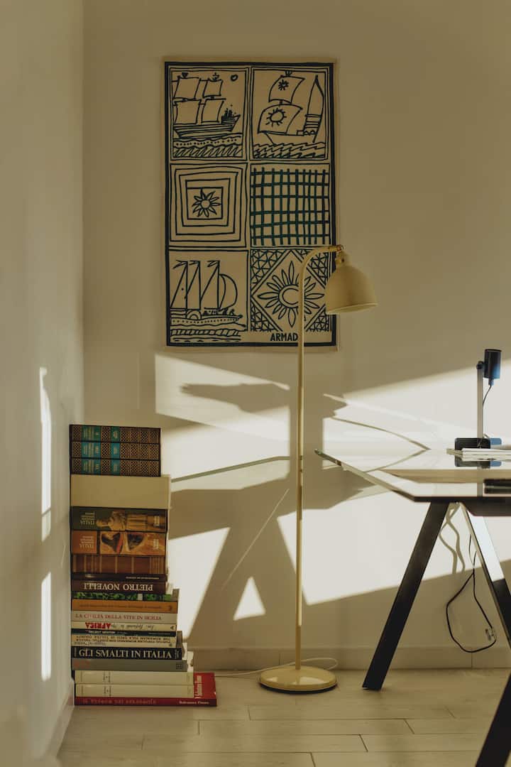 Მისაღებ ოთახს აქვს სამუშაო სივრცე.