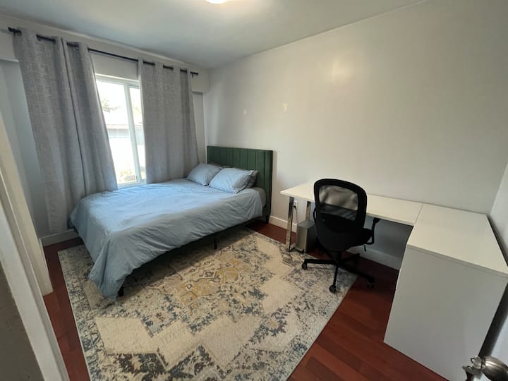 Room With Desk. Transit Close. - Vancouver